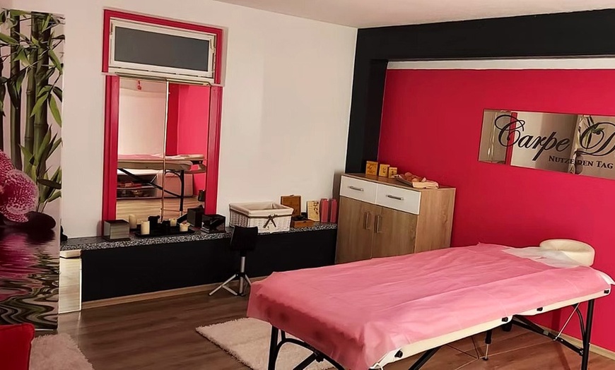 Image 4: Kopf-, Fuß- und/oder Gesicht- und Dekolleté-Massage für 1 Person