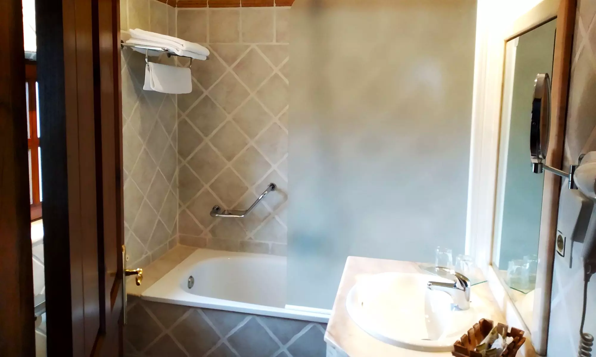 Santillana del Mar: 1 o 2 noches con desayuno, spa y entrada a museo