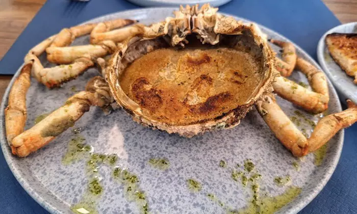 Saborea marisco fresco acompañado de una botella de vino blanco para 2