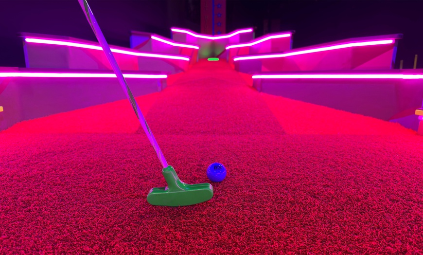 Image 2: Experience wild and thrilling indoor golf w/ wicked cocktails and food