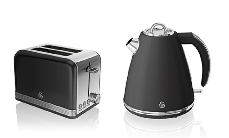 Image 5: Swan Retro-Style Kettle and Toaster