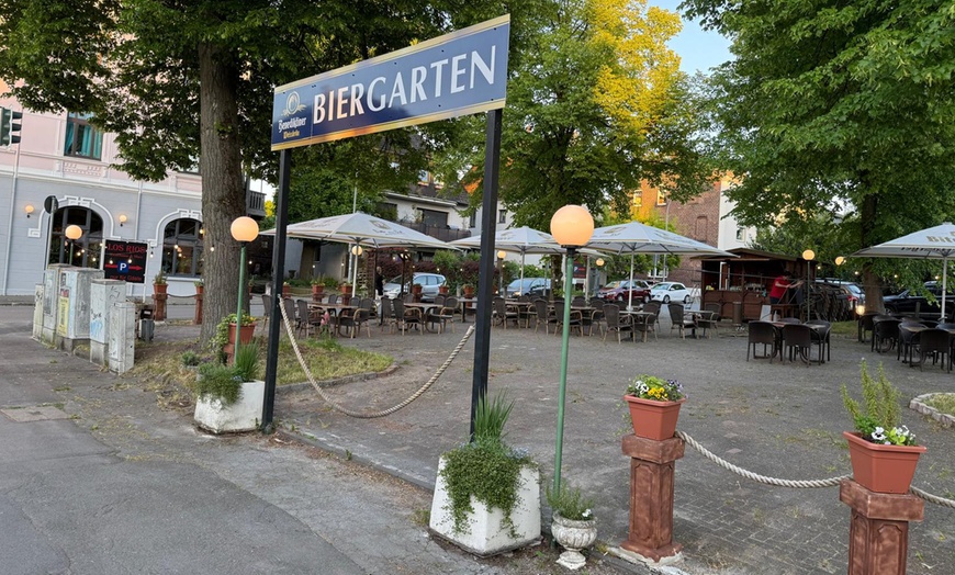 Image 3: Für 2 oder 4 Personen: Burger nach Wahl mit Pommes frites