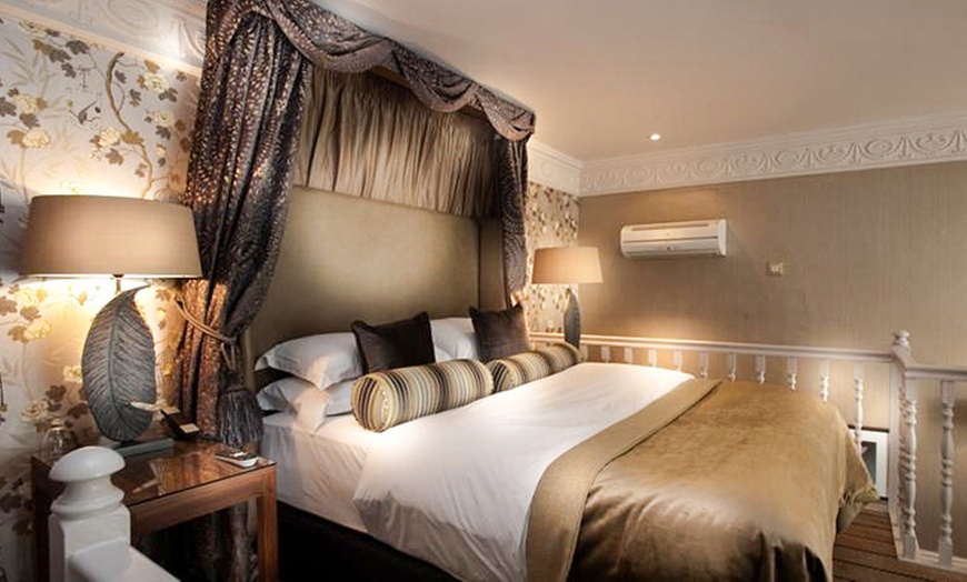 Image 3: London: 4* Classic Double, Club Double or Twin, or Deluxe Room Stay