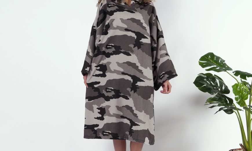 Image 7: Adults Oversized Printed Poncho Towel