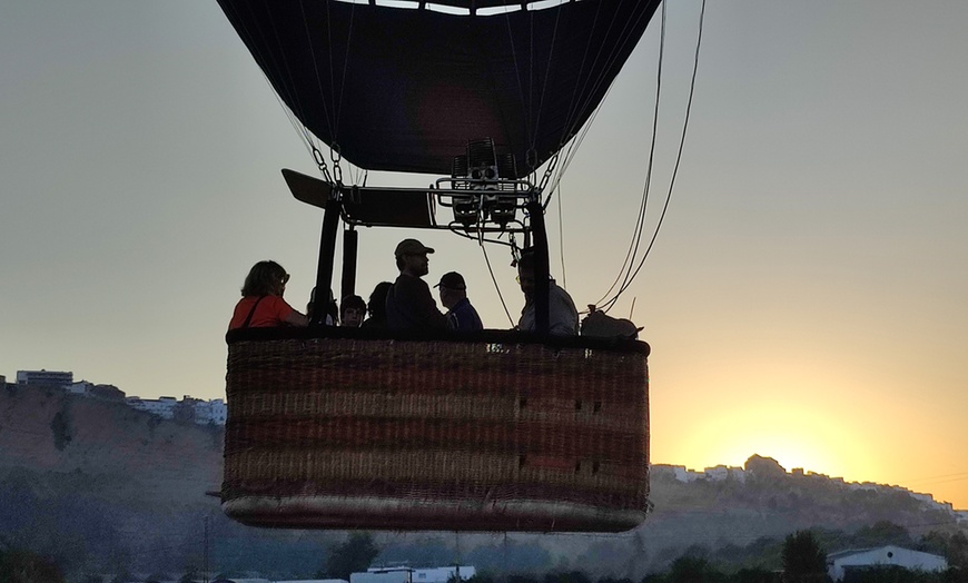 Image 5: Viaje en globo para 1 o 2 personas al amanecer con desayuno y brindis