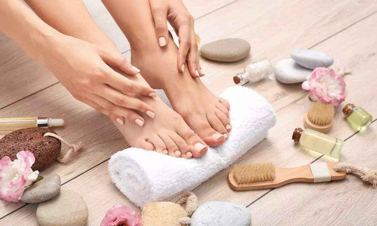 Maniküre oder Pediküre opt. mit Shellack für 1 Person