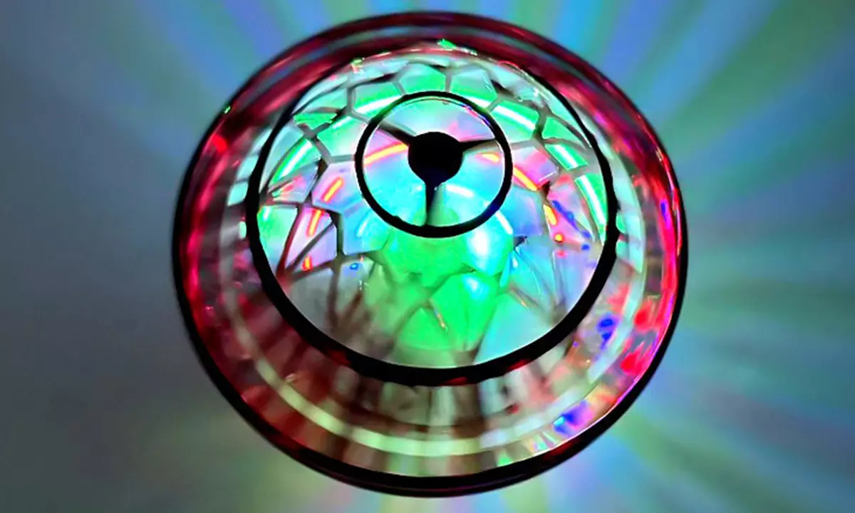 Boomerang-Flugball mit LED-Beleuchtung