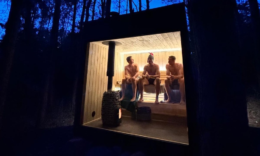 Image 1: Czas na relaks: sauna na wyłączność dla 4 os. nad malowniczym jeziorem