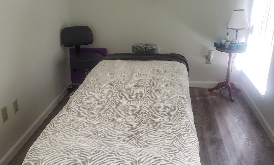 Image 2: Enjoy a Soothing 60-minute Manual Massage Session