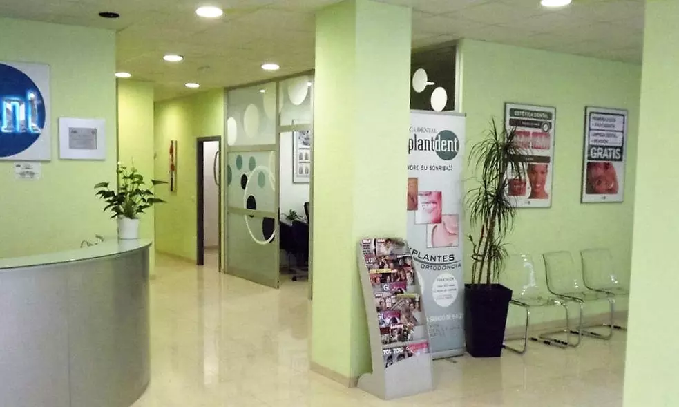 Limpieza bucal con opción a 1, 2 o 4 empastes desde 12,90 € en Implantdent. 9 centros - Primary Image