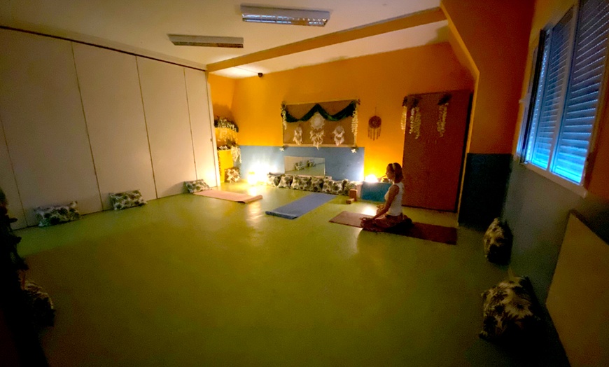 Image 8: 4 clases o 1 mes de clases de yoga ilimitado para 1 persona 