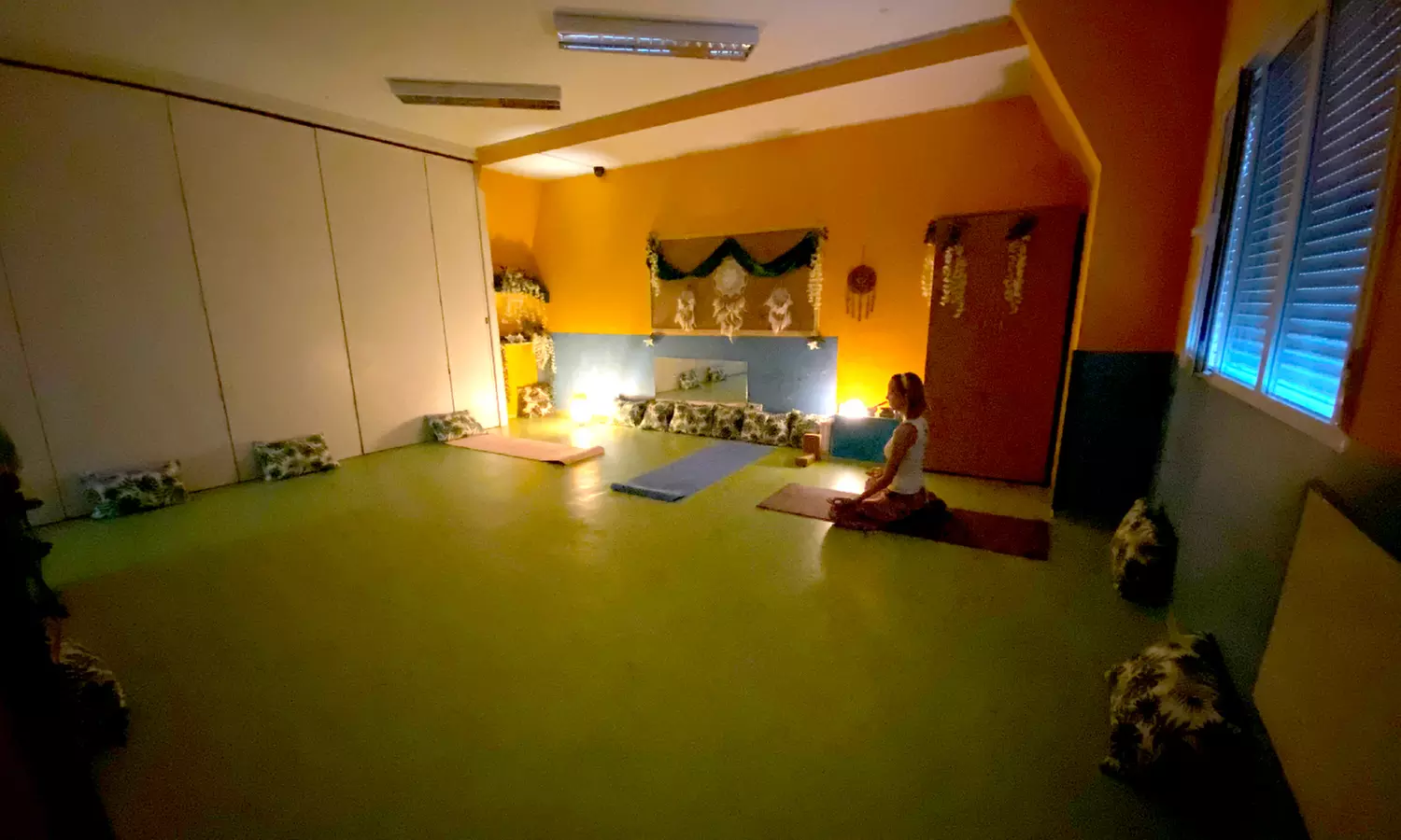 4 clases o 1 mes de clases de yoga ilimitado para 1 persona