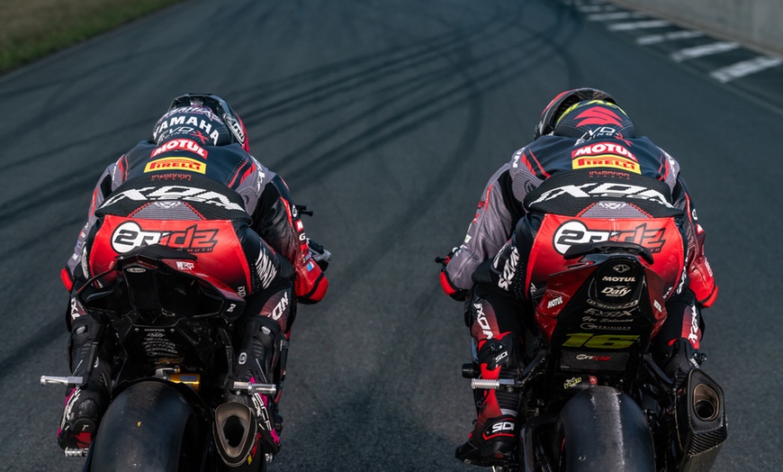 Image 4: Vitesse et sensations fortes garanties : baptême en moto de 3 tours