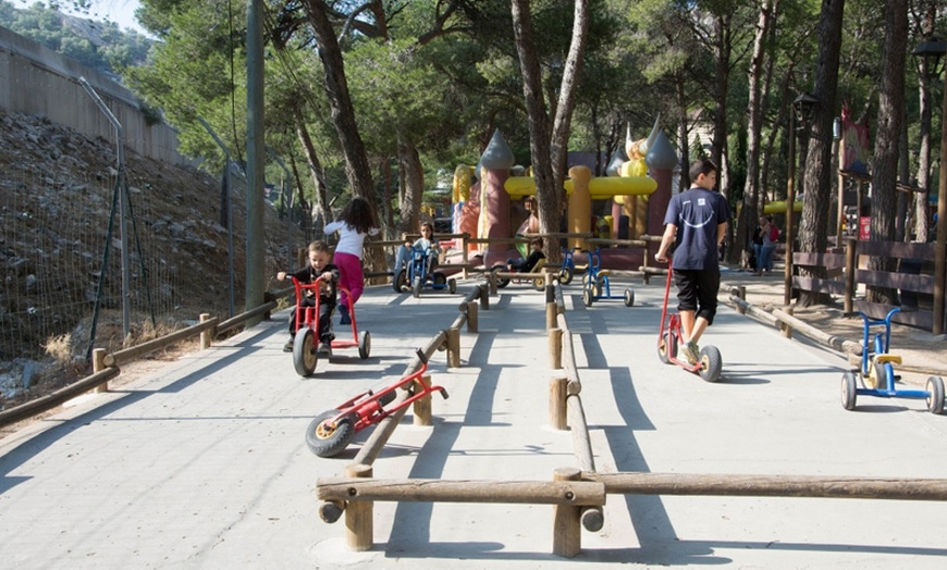 Image 11: Entrée au Magic Park Land en famille