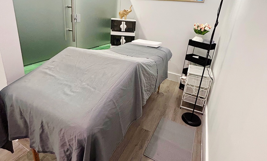 Image 2: 1 or 2 60-Min Cleaning/Energizing Facial, Facials Detox For Men & More