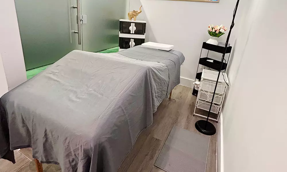 1 or 2 60-Min Cleaning/Energizing Facial, Facials Detox For Men & More