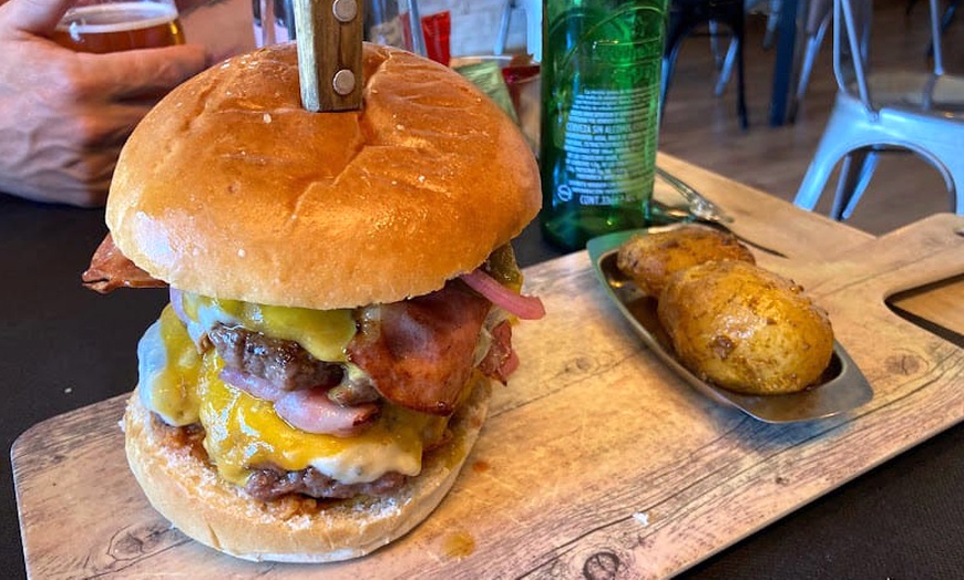 Image 2: Menú de hamburguesas para 2 o 4 personas en Bienmesabe