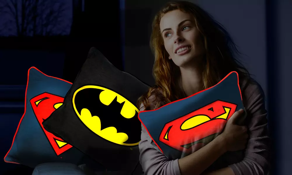 DC Comics Superman- oder Batman-Symbol-Kissen - Primary Image