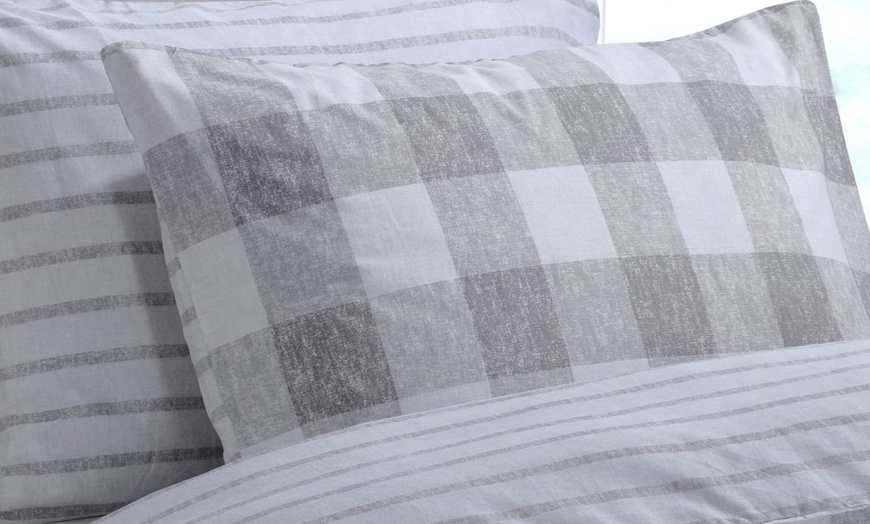 Image 4: Easy Care Duvet Set
