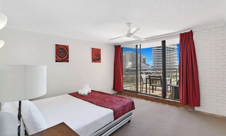 Image 8: Broadbeach: 2N Apartment Stay with Wine