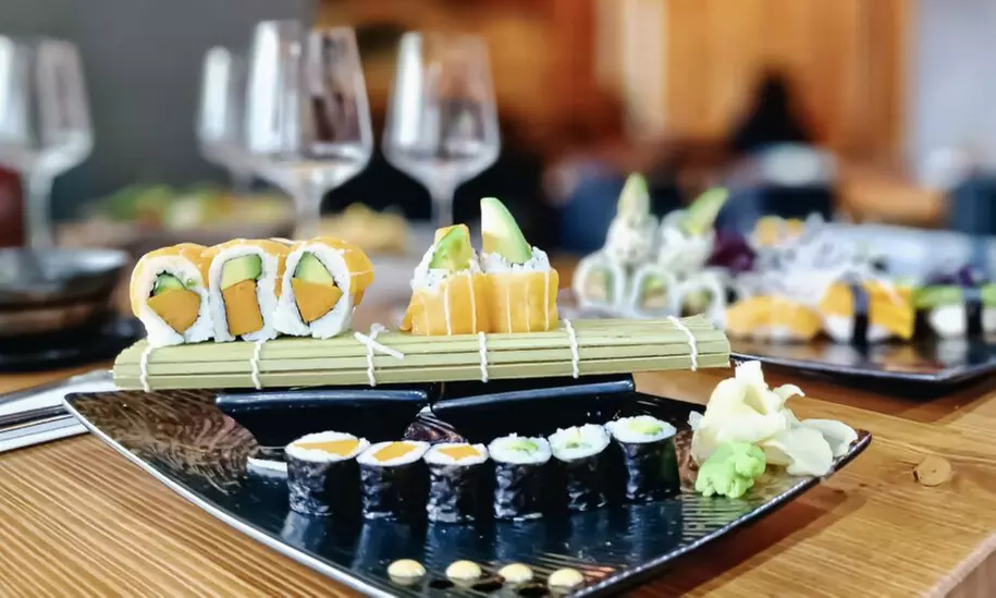 1 od. 2 Umi Vegan XXL Sushi-Platte m. 3 od. 6 Vorspeisen bis zu 3 oder bis 6 Personen bei Umi Vegan - Primary Image