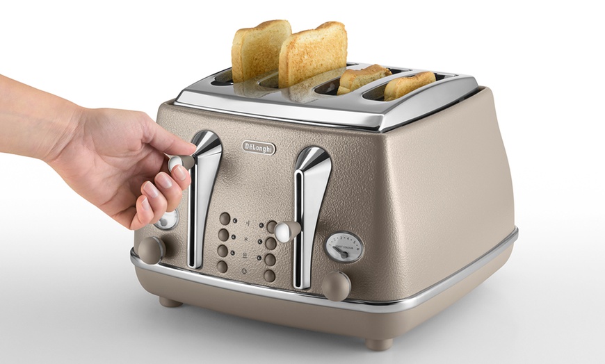 Image 4: Delonghi Kettle and Toaster Set