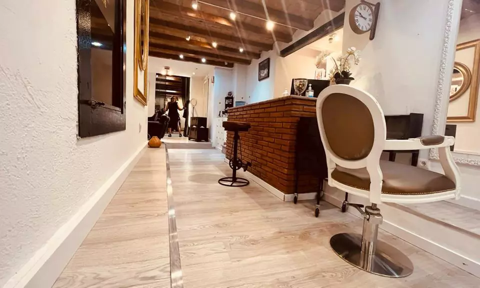 Sesión de peluquería con alisado de keratina brasileño hasta el hombro