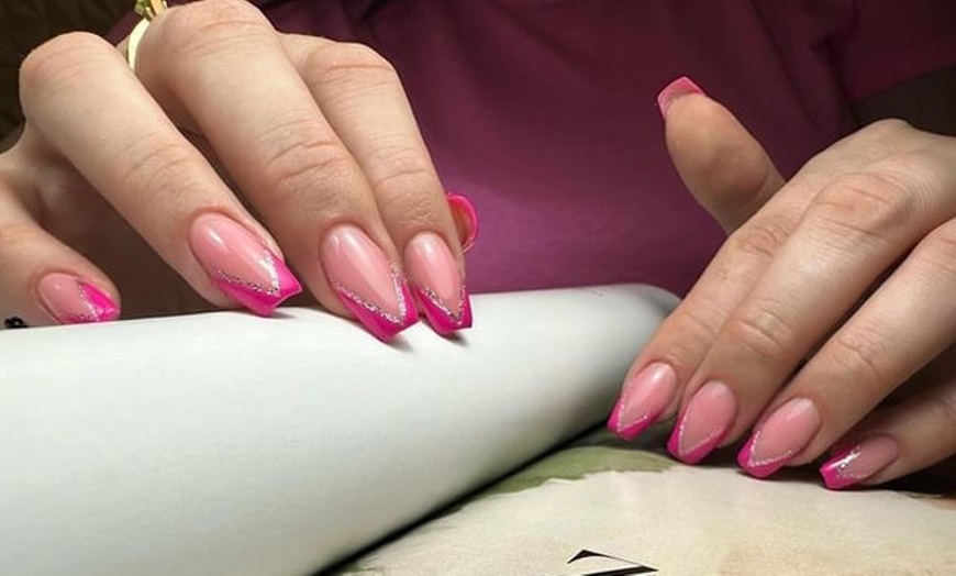 Image 15: Piękne paznokcie na co dzień: manicure i pedicure hybrydowy