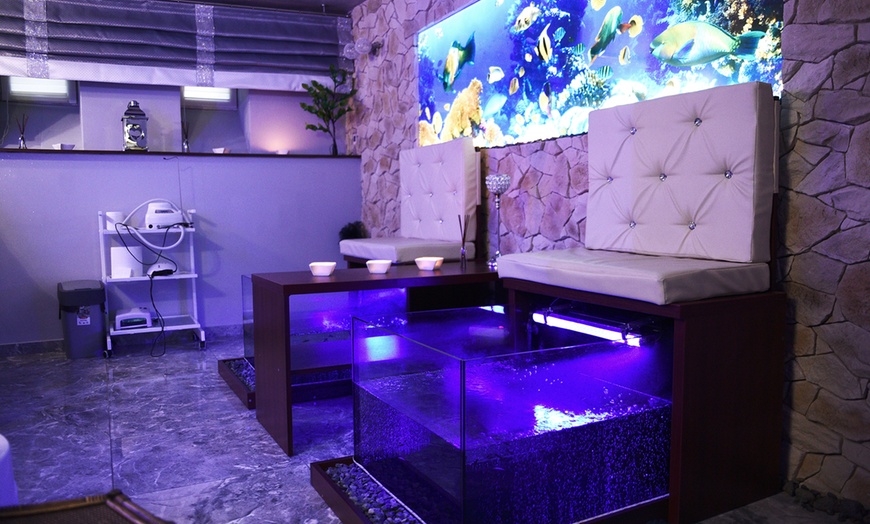 Image 1: Fish pedicure z opcjonalnym relaksującym masażem stóp dla 1-2 osób