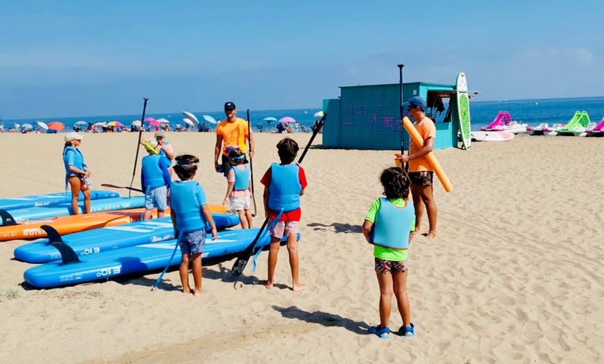 Image 1: Escuela de paddle surf para niños en verano