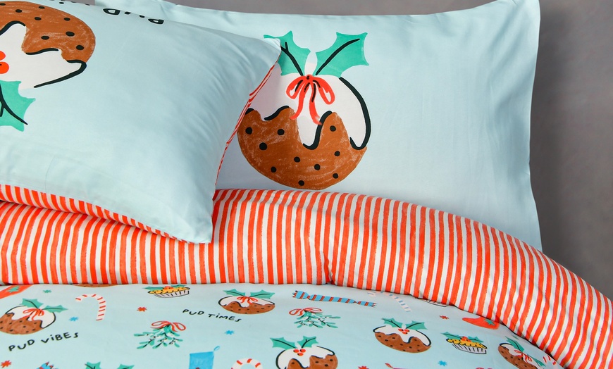 Image 3: Reversible Festive Christmas Puddings Themed Duvet Set 