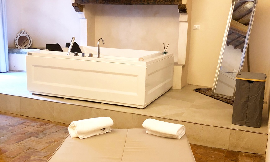 Image 3: Arezzo: King Suite met jacuzzi en proefpakket 