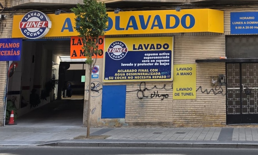 Image 7: Lavado a mano con tratamiento y limpiaparabrisas o 10 lavados en túnel