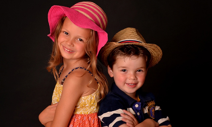 Image 7: Sibling Photoshoot With 8'' x 6'' Print at Barrett & Coe