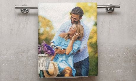 Un asciugamano in spugna personalizzabile disponibile in 2 formati offerto da Photo Gifts (sconto fino a 78%)