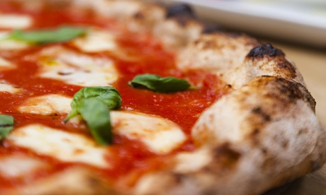 Menu pizza con dolce e birra per 2 o 4 persone alla Pizzeria La macina (sconto fino a 63%)