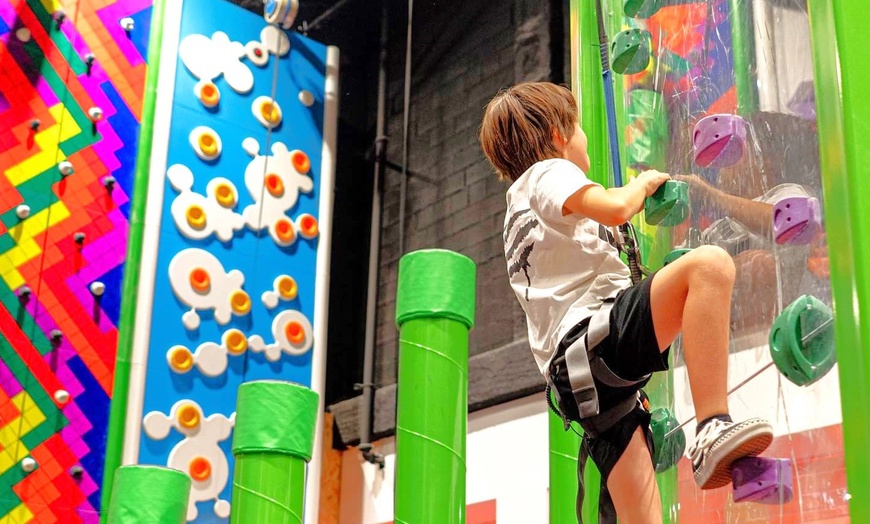 Image 3: Acceso de 60 minutos a escalada lúdica o camas elásticas para 1