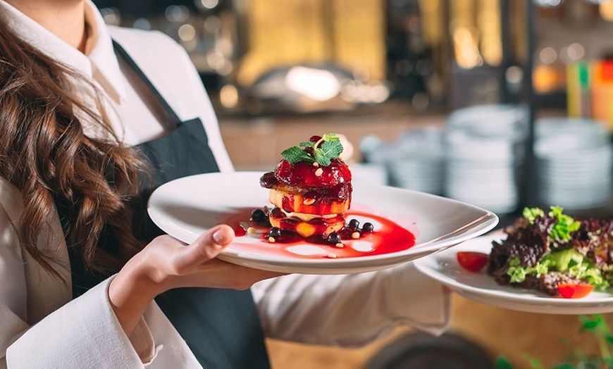 Image 23: Menú mediterráneo para 2 o 4 con postres y vino con vistas al mar