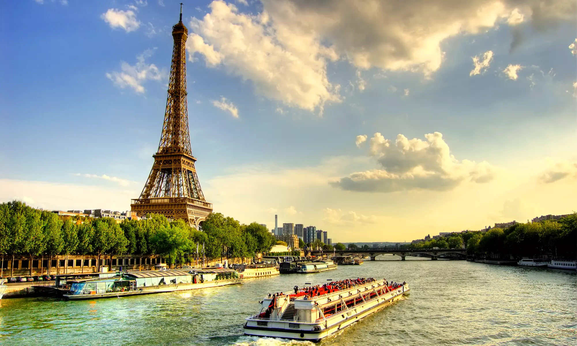 Paris : chambre double Classique ou Deluxe Premium avec option pdj et croisière sur la Seine à l'hôtel Le Dauphin pour 2 - Primary Image