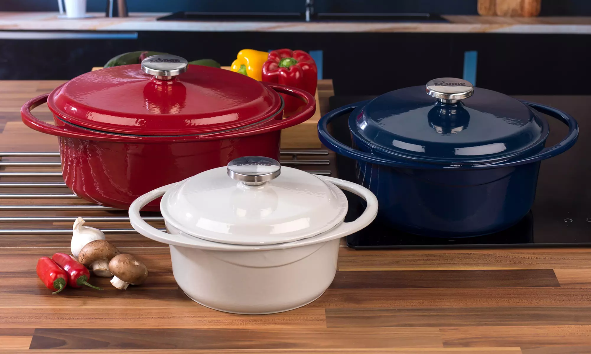 Casseroles avec couvercles de la marque Lodge - Primary Image