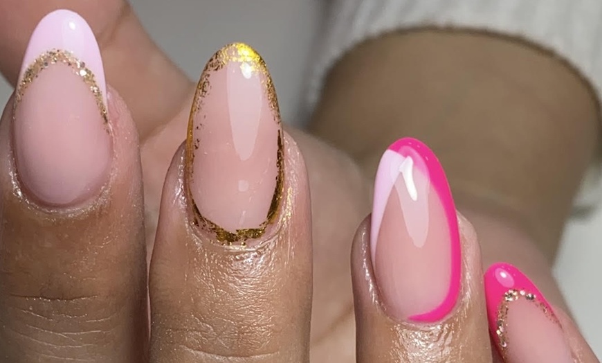 Image 10: Sesión de manicura y/o pedicura con esmaltado semipermanente