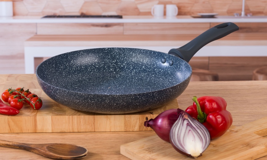 Image 3: Russell Hobbs Non-Stick Pan Set