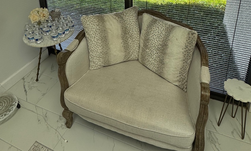 Image 9: Rejuvenate Your Look with 20 or 40 Units of Juveau