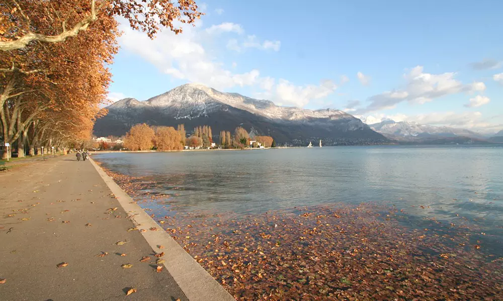 Annecy : 1 ou 2 nuits avec petit-déjeuner et bouteille de vin en option au Kyriad Annecy Sud pour 2 personnes - Primary Image