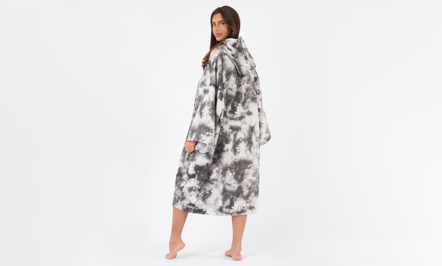 Image 2: Adults Oversized Printed Poncho Towel