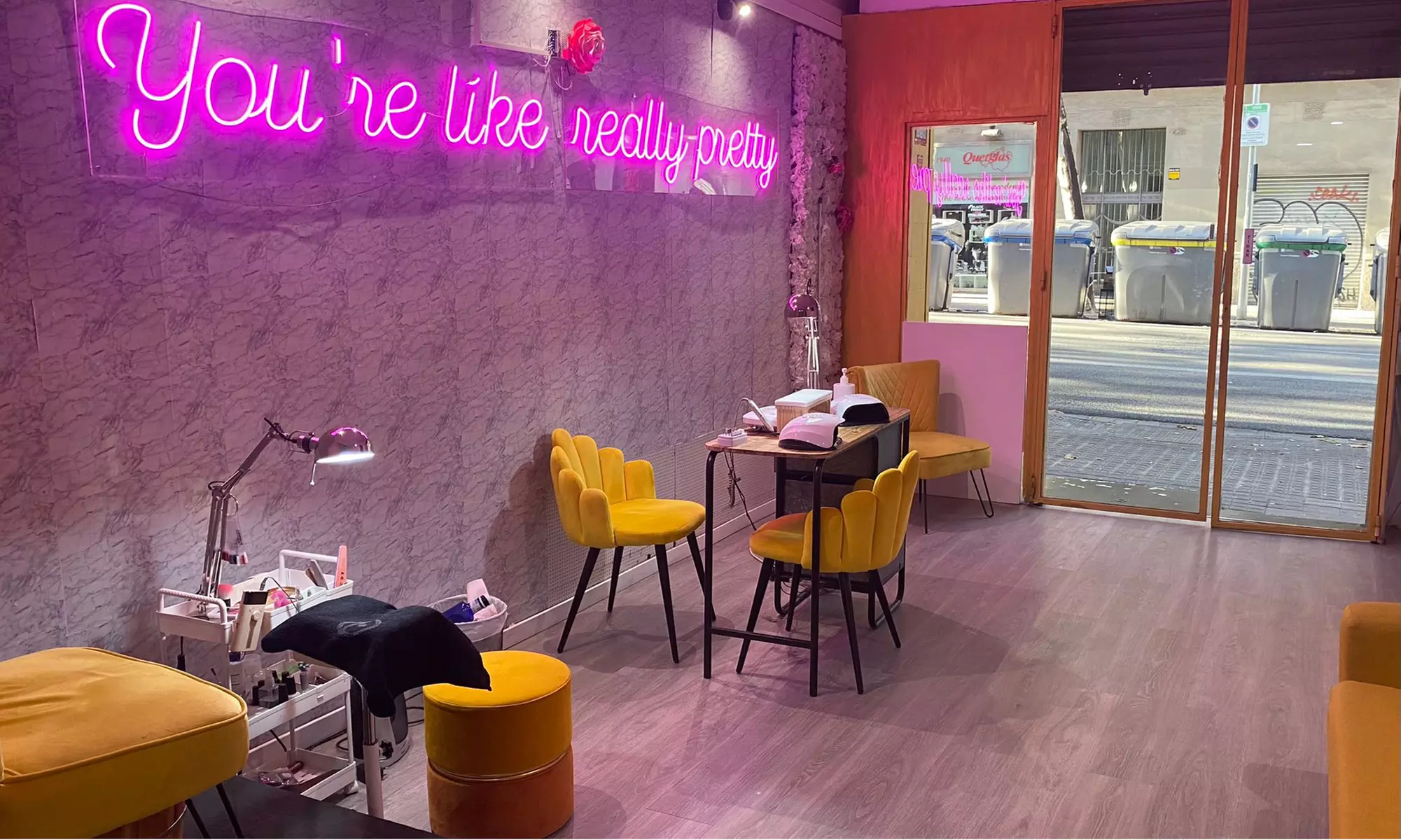 Manicura o pedicura clásica con esmaltado normal o semipermanente