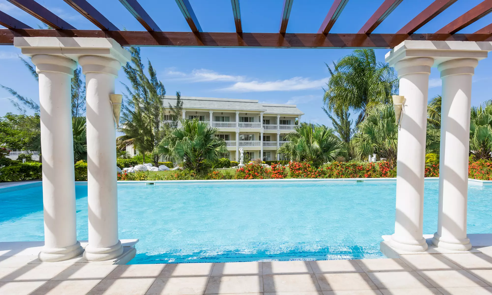 ✈ 4-Night All-Incl Grand Palladium Lady Hamilton Vacation with Air