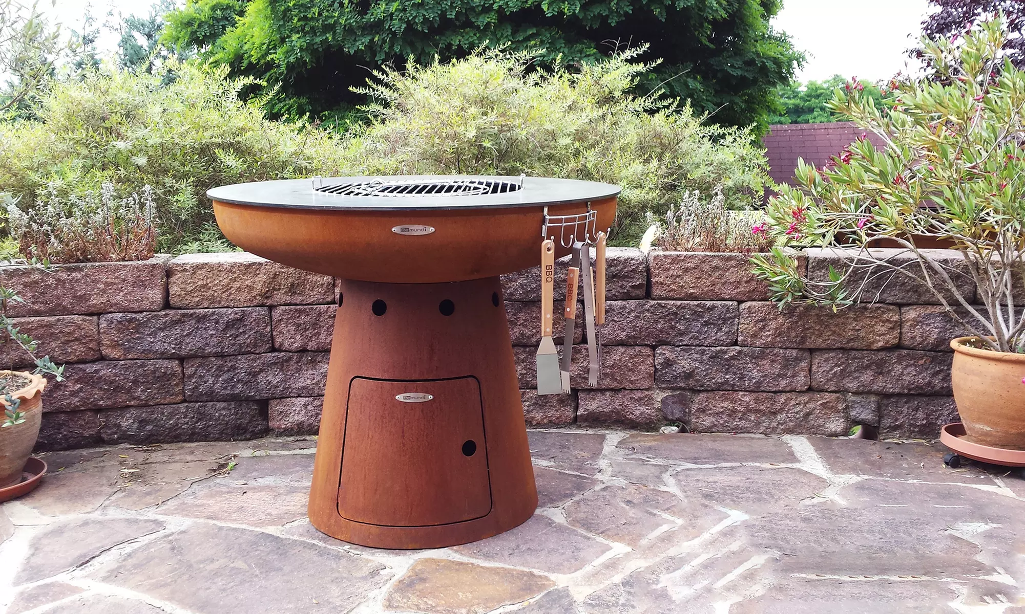 Remundi handgefertigte hochwertige Grill-Feuerstelle im Modell nach Wahl, optional mit passenden Zubehör - Primary Image