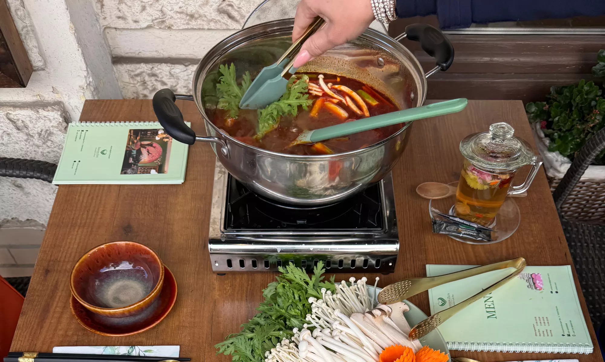 Entdecke die authentische asiatische Küche mit einem Hotpot für 2 oder 4 Personen (bis 19% sparen) - Second Medium