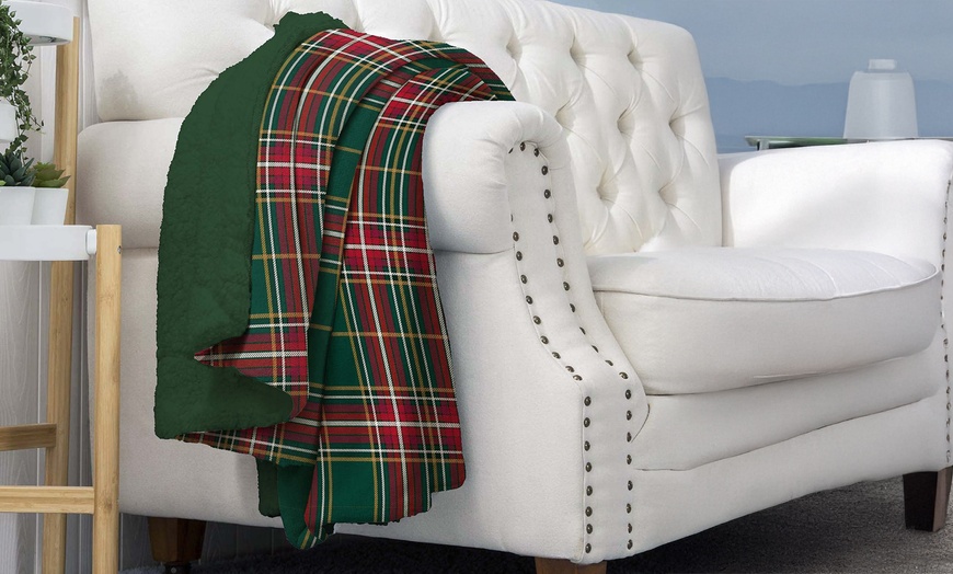 Image 30: Plaid réversible sherpa et microfibre